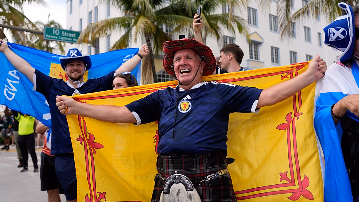 Le football entre amis : les façons gagnantes dont les supporters de la Coupe du monde sont devenus viraux – pour les bonnes raisons