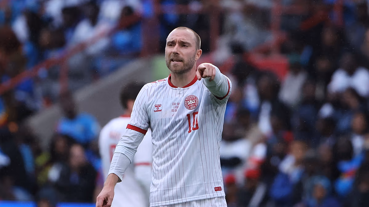 Le footballeur danois Christian Eriksen "conscient" après s'être effondré sur le terrain