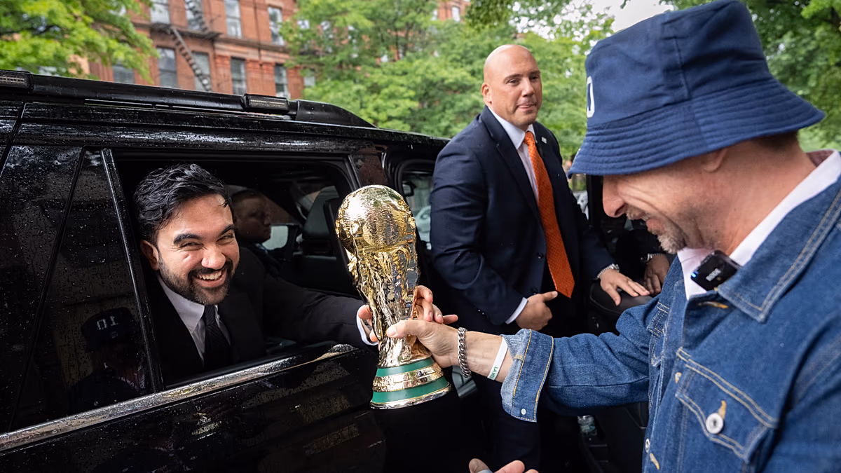 Le maire de New York, Mamdani, et Bastian Schweinsteiger dévoilent le trophée de la Coupe du monde