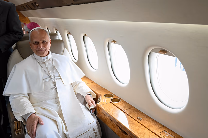 Le pape Léon XIV est assis à bord de l'avion royal espagnol Falcon à l'aéroport international de Tenerife Norte-Los Rodeos, le 12 juin 2026.