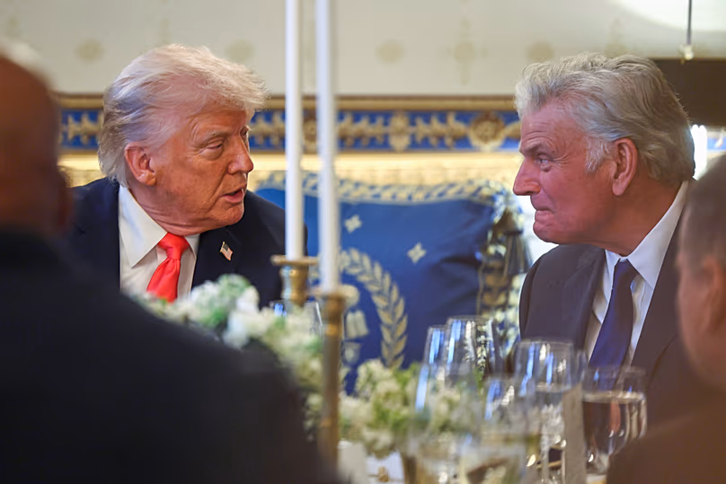 Le président Donald Trump s'entretient avec le révérend Franklin Graham lors d'un dîner dans la salle bleue de la Maison Blanche à Washington, le mercredi 16 avril 2025.