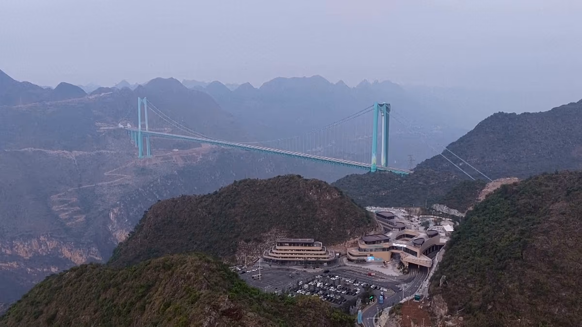 Le pont le plus haut de Chine attire des millions de visiteurs