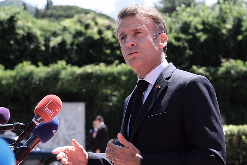 Le président français Emmanuel Macron s'adresse aux médias à son arrivée au sommet UE-Balkans occidentaux à Tivat, le 5 juin 2026.
