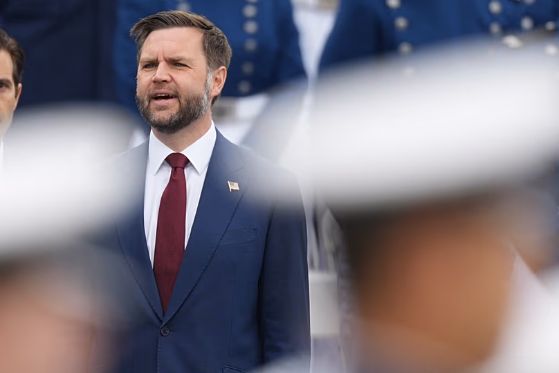 Le vice-président américain JD Vance regarde les cadets défiler sur le terrain lors de la cérémonie de remise des diplômes de l'Académie de l'armée de l'air des États-Unis au stade Falcon, le 28 mai 2026.