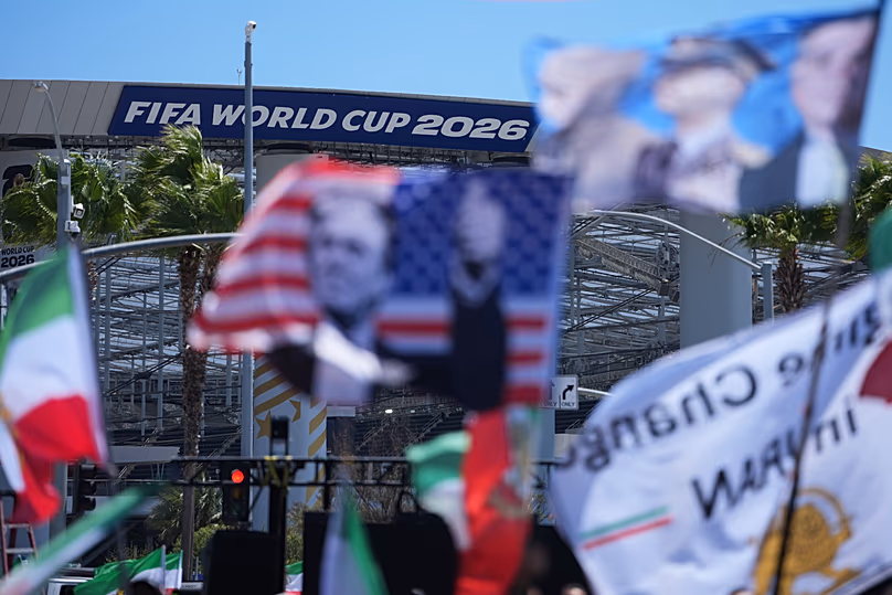 Des gens manifestent devant le stade de Los Angeles avant le match de football du groupe G de la Coupe du monde entre l'Iran et la Nouvelle-Zélande à Inglewood, Californie, le 15 juin 2026.