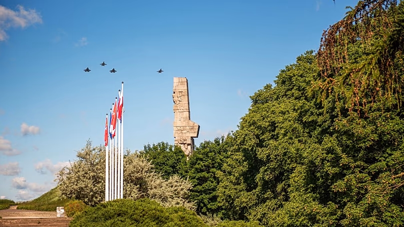 Les premiers F-35 polonais escortés par des chasseurs F-16 au-dessus de la Westerplatte à Gdańsk.