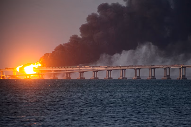DOSSIER – Des flammes et de la fumée s’élèvent du pont de Crimée reliant le continent russe et la péninsule de Crimée au-dessus du détroit de Kertch, à Kertch, en Crimée, le 8 octobre 2022.
