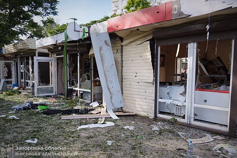 Des magasins détruits après une frappe russe à Zaporizhzhia, le 8 juin 2026
