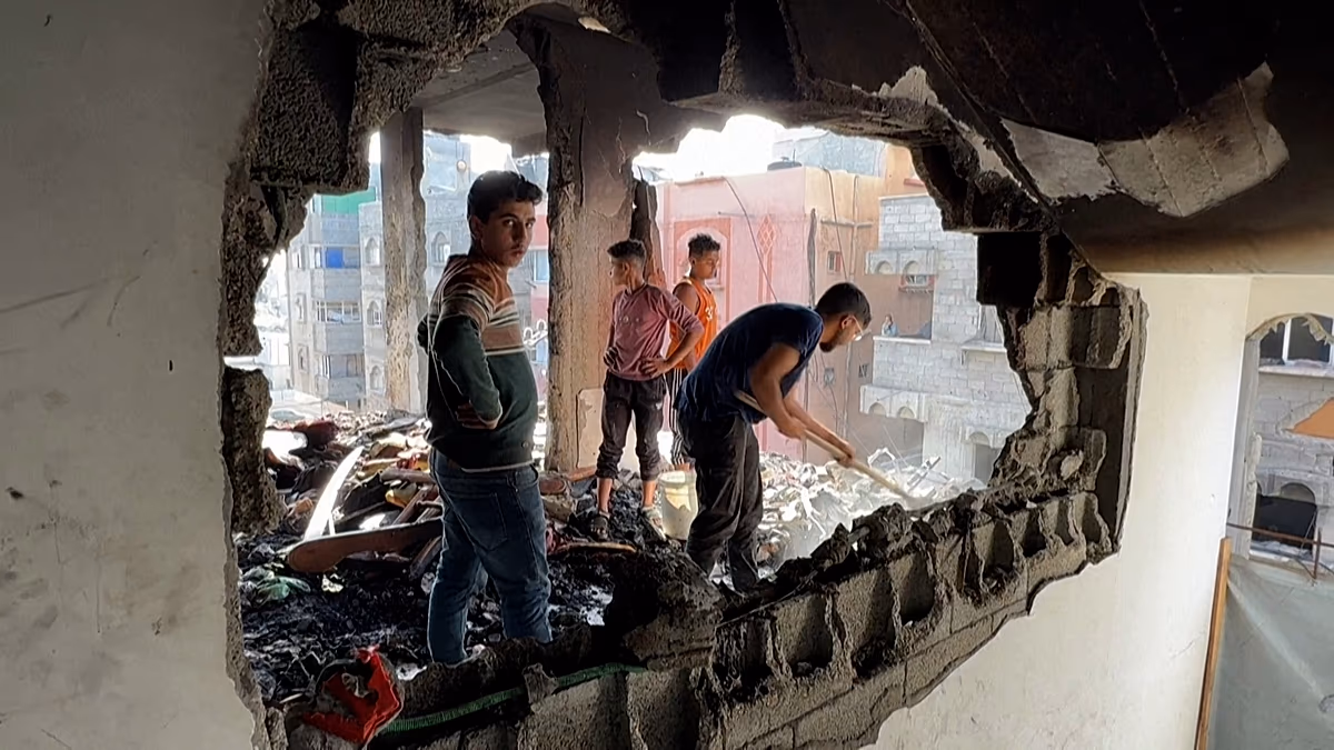Les habitants de la ville de Gaza constatent les destructions après une frappe aérienne israélienne nocturne