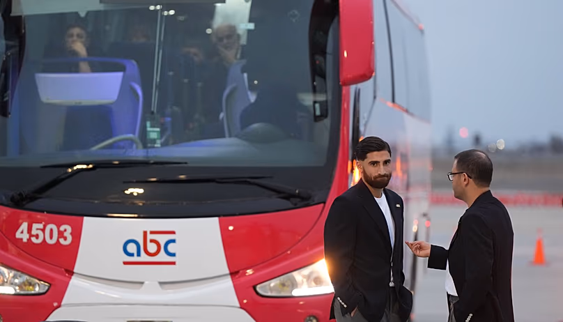 L'Iranien Alireza Jahanbakhsh, deuxième à partir de la droite, s'entretient avec un responsable de l'équipe alors qu'il arrive avec ses coéquipiers pour la Coupe du monde de football à Tijuana, au Mexique, dimanche 20 juin.