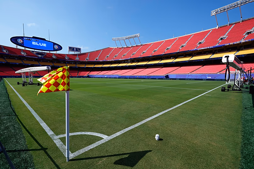 Des lumières de croissance sont visibles sur le terrain du stade Arrowhead alors qu'il est transformé en stade de Kansas City avant le tournoi de football de la coupe du monde de la FIFA 2026, le lundi 8 juin 2026, à