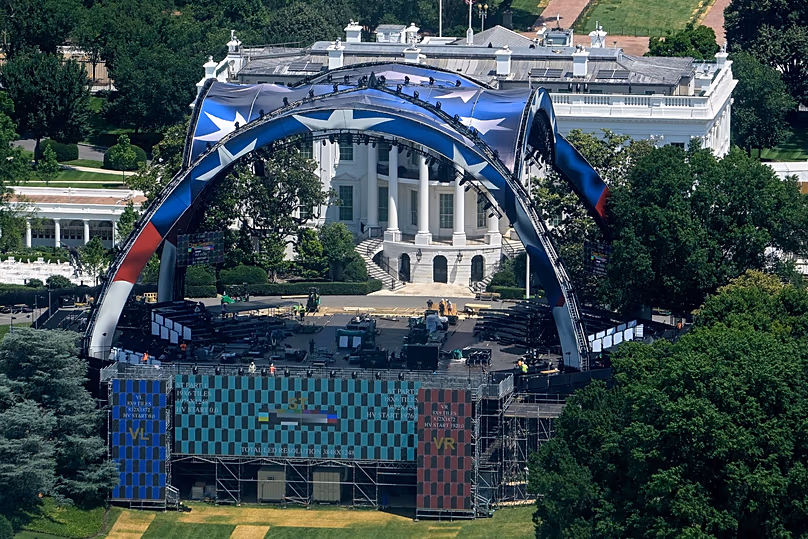 Les ouvriers continuent de construire la scène pour le combat de l'UFC sur la pelouse sud de la Maison Blanche à Washington - dimanche 7 juin 2026