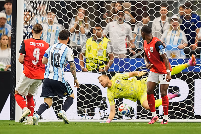L'Argentin Lionel Messi marque le premier but lors du match du groupe J de la Coupe du monde contre l'Autriche à Arlington, Texas, près de Dallas, le lundi 22 juin 2026.