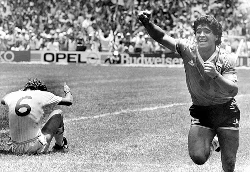DOSSIER – L'Argentin Diego Maradona célèbre son deuxième but contre l'Angleterre en quart de finale de la Coupe du monde, à Mexico, Mexique, le 22 juin 1986.