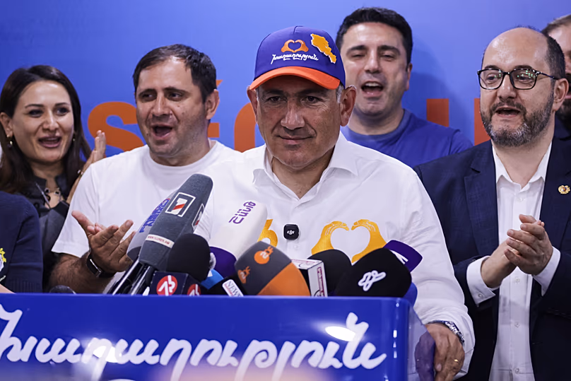 Le Premier ministre arménien Nikol Pashinyan s'exprime au siège du parti du Contrat civil au pouvoir en Arménie après les élections législatives à Erevan, le 8 juin 2026.