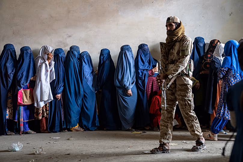 Le porte-parole en chef du gouvernement taliban s'exprime lors d'une conférence de presse au Centre de médias et d'information du gouvernement à Kaboul, le 12 octobre 2025.