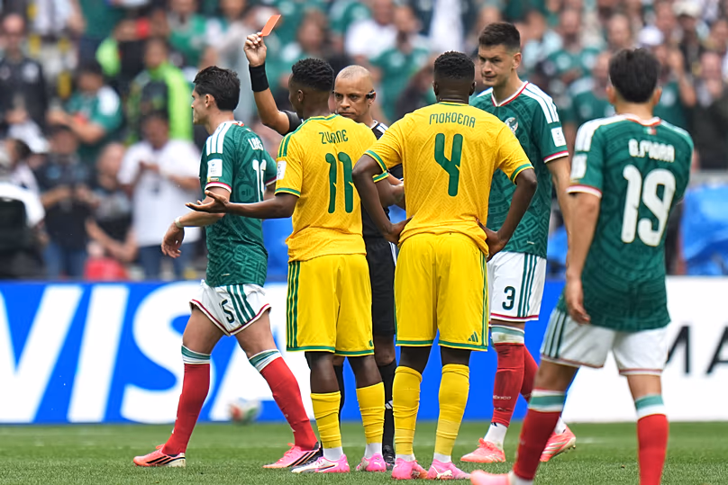 Les joueurs sud-africains encerclent Wilton Sampaio après sa décision de carton rouge contre Themba Zwane lors du match contre le Mexique, Mexico, 11/06/2026