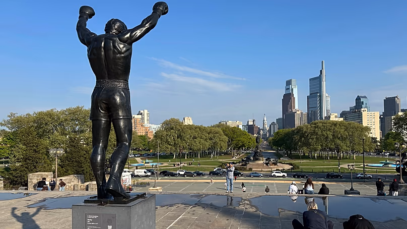 La statue de Rocky surplombe les toits de la ville devant le Philadelphia Museum of Art
