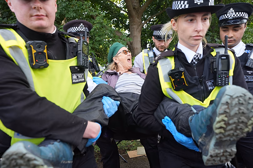Des manifestants sont arrêtés par la police devant le Woolwich Crown Court, à Londres, lors d'une audience au cours de laquelle les militants de Palestine Action sont condamnés, le 12 juin 2026.