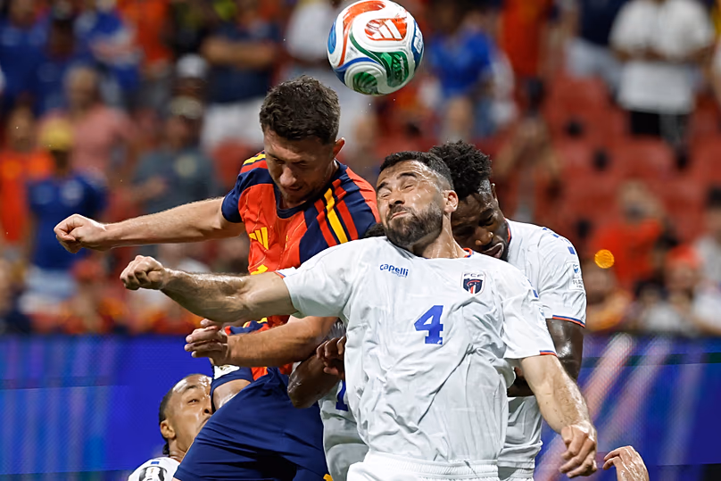 L'Espagnol Aymeric Laporte, à gauche, et Pico Lopes du Cap-Vert sautent pour le ballon lors du match de football du groupe H de la Coupe du monde, l'Espagne contre le Cap-Vert à Atlanta, le lundi 15 juin.