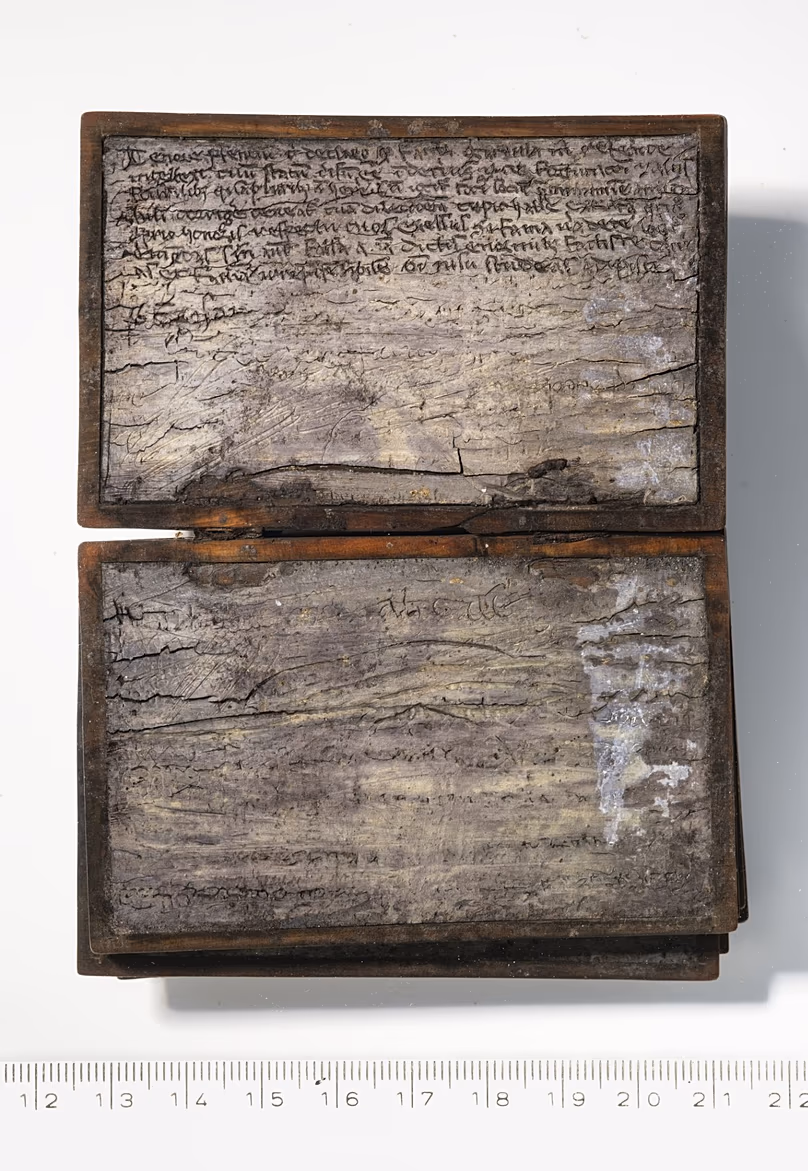 L'écriture latine gravée dans la cire est bien visible.
