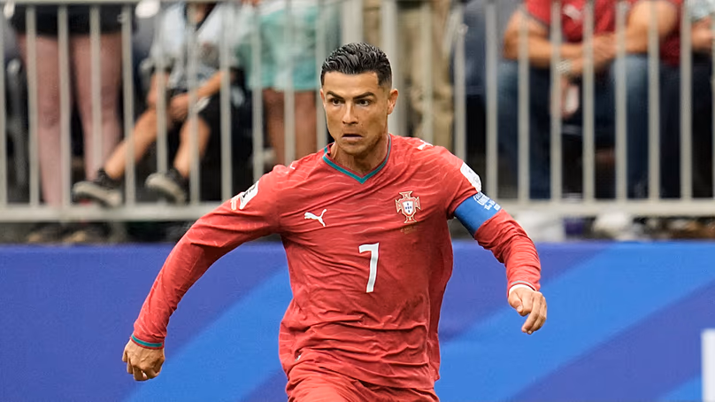 Le Portugais Cristiano Ronaldo contrôle le ballon lors du match de football du Groupe K de la Coupe du monde entre le Portugal et la RD Congo à Houston, le mercredi 17 juin 2026.