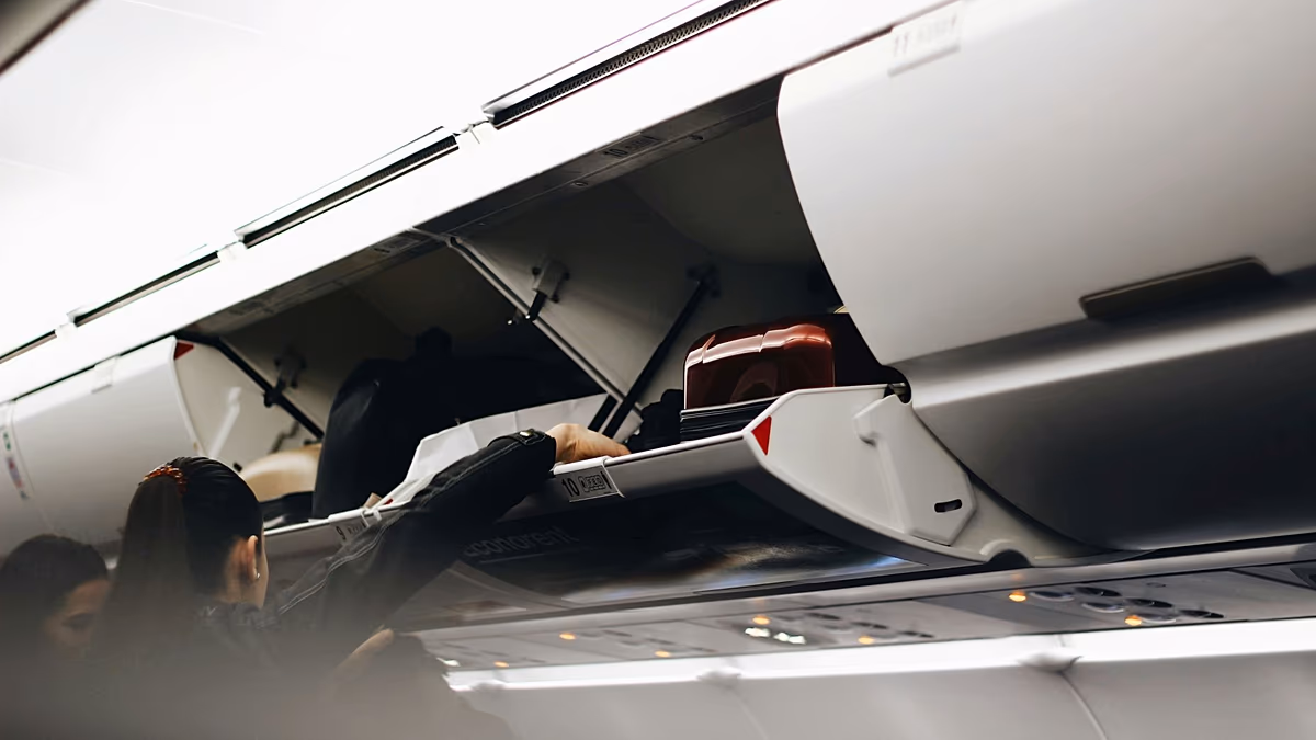 « Sauvez une vie, pas un sac » : les compagnies aériennes pourraient verrouiller les compartiments supérieurs pour des raisons de sécurité lors de l'évacuation