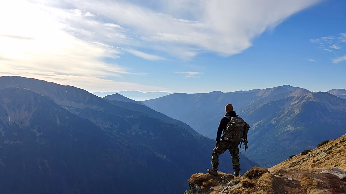 Sommets, lacs et vues côtières : voici les meilleurs sentiers d'Europe pour faire de la randonnée cet été