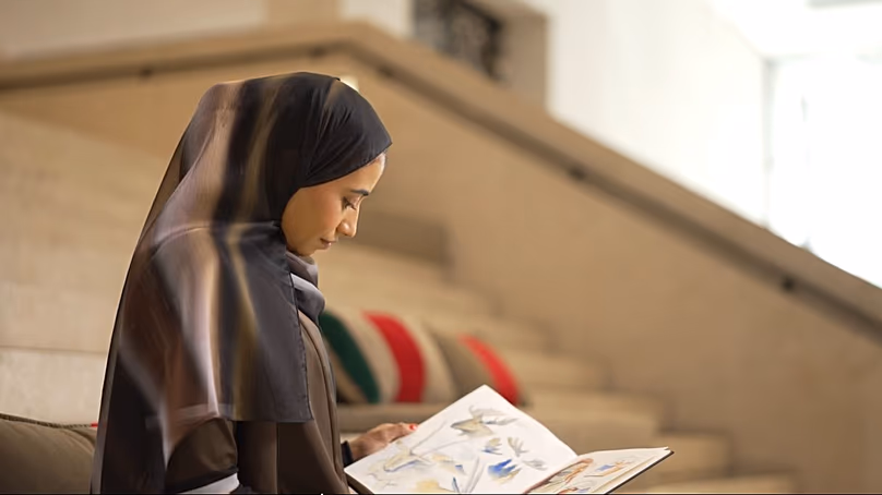 L'artiste qatari Ghada Al Suwaidi passe en revue les options de conception du casque personnalisé Pierre Gasly.