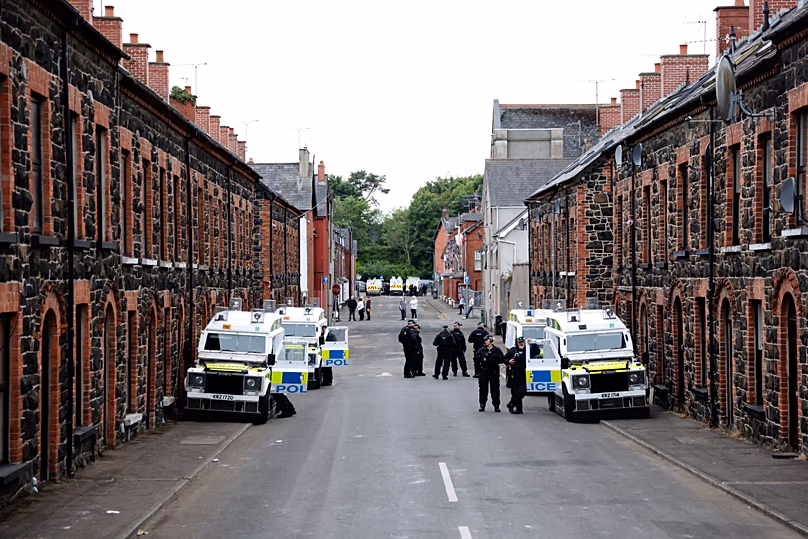 Agents du PSNI dans une rue vide à Ballymena, le 11 juin 2025