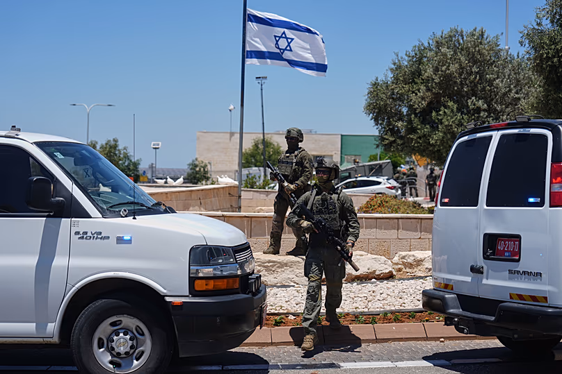 Les forces de sécurité israéliennes sont déployées sur les lieux d'une fusillade près de Tzur Yitzhak, dans le centre d'Israël, le dimanche 7 juin 2026.