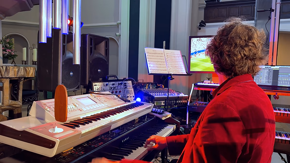 Un musicien berlinois transforme le match d'ouverture du football allemand en spectacle musical