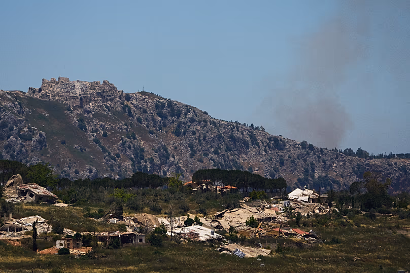 De la fumée s'élève près du château de Beaufort, dans le sud du Liban, vue depuis le nord d'Israël, le 4 juin 2026.