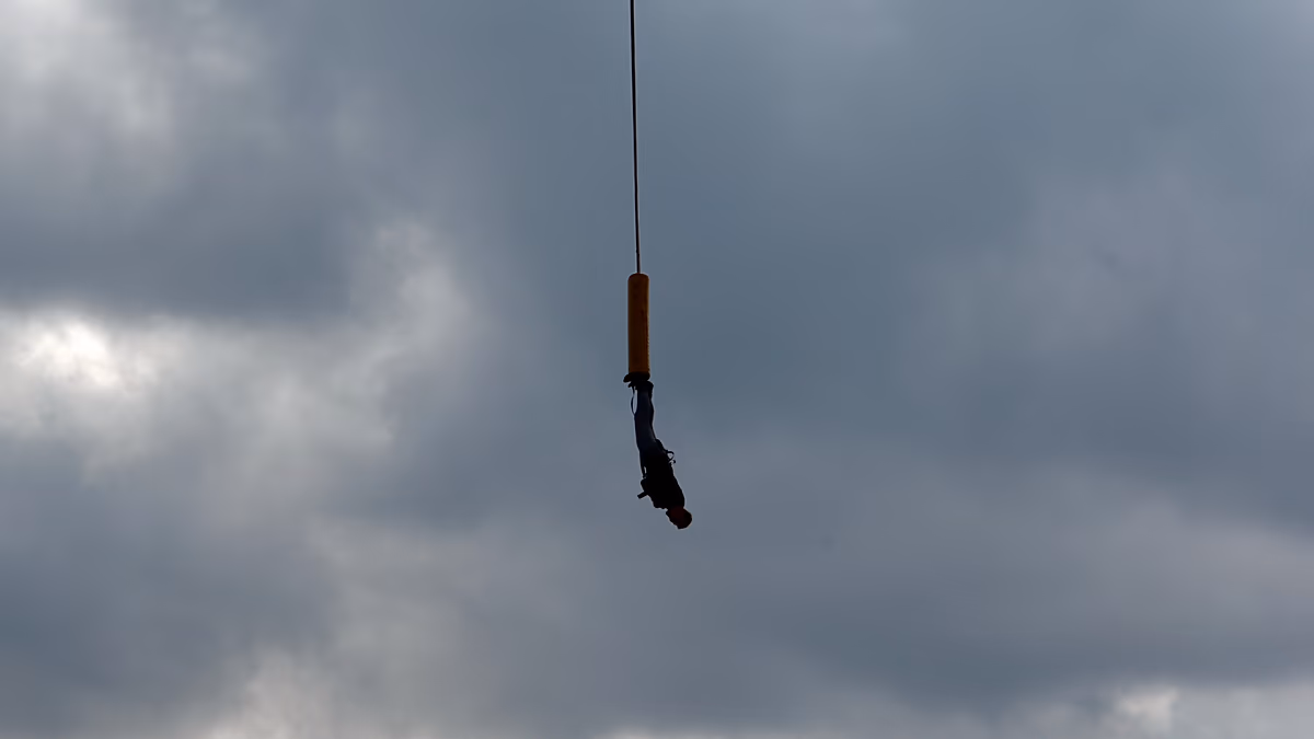 Une femme de 21 ans décède après avoir été lancée du pont sans corde de sécurité