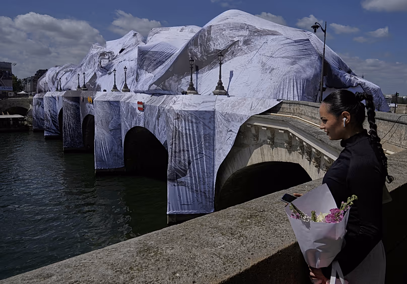 Une femme admire La Caverne du Pont Neuf