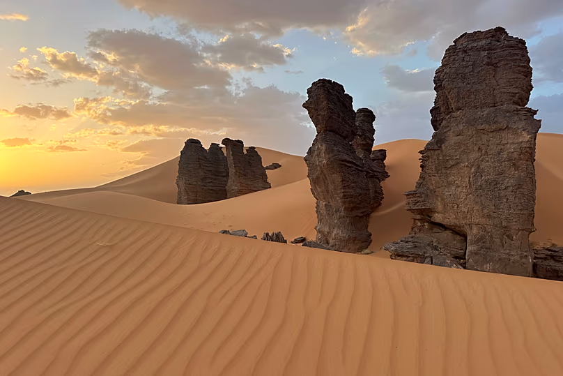 Des formations rocheuses se dressent dans le désert du Sahara, à l'extérieur du centre-ville de Djanet, le 5 juillet 2025.