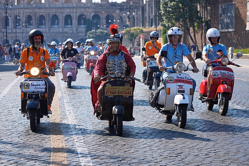 Des passionnés de Vespa participent à un défilé lors des célébrations du 80e anniversaire du scooter Vespa, à Rome, le samedi 27 juin 2026. (AP Photo/Alessandra Tarantino)