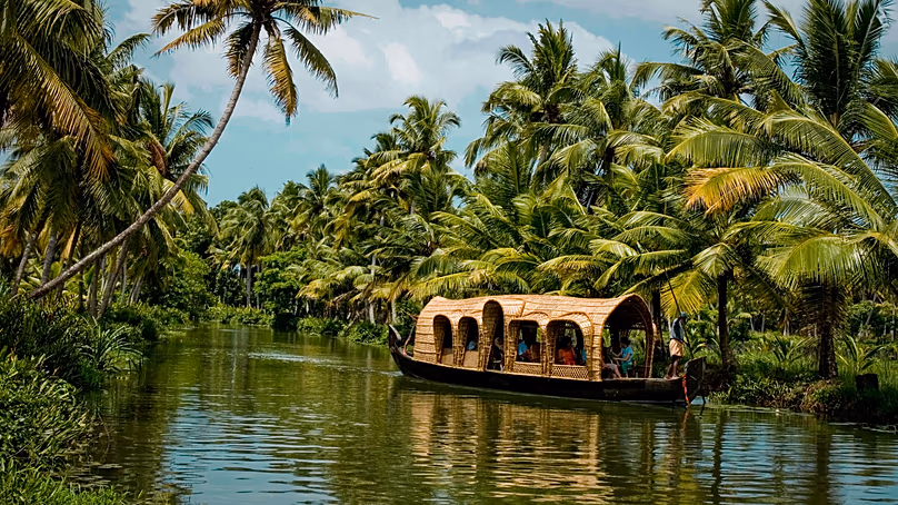 Le Kerala est célèbre pour ses collines couvertes de thé, ses backwaters bordés de palmiers, ses plages de sable doré et ses superbes cascades.