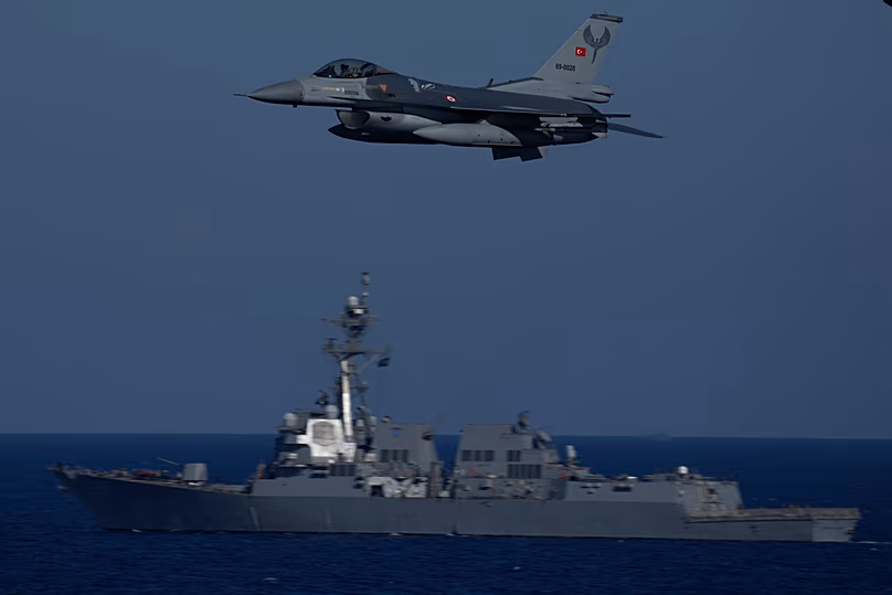 Un avion de combat turc F16 survole des navires de guerre lors d'un exercice naval annuel de l'OTAN en Méditerranée, le 15 septembre 2022.