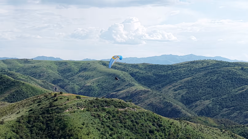 Les vols auront lieu au-dessus de Tekeli, dans la région de Jetysu au Kazakhstan, connue pour son paysage naturel unique et diversifié.