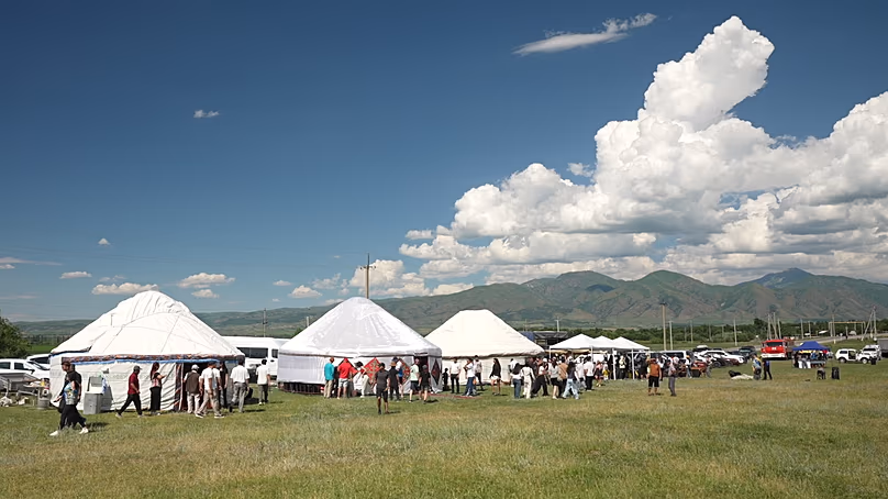 Après l'atterrissage, les participants sont traditionnellement accueillis dans des yourtes, reflétant l'hospitalité chaleureuse et l'héritage nomade du Kazakhstan.