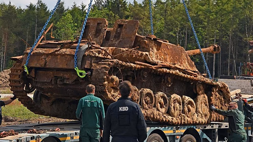 Après récupération, le canon d'assaut est chargé pour le transport