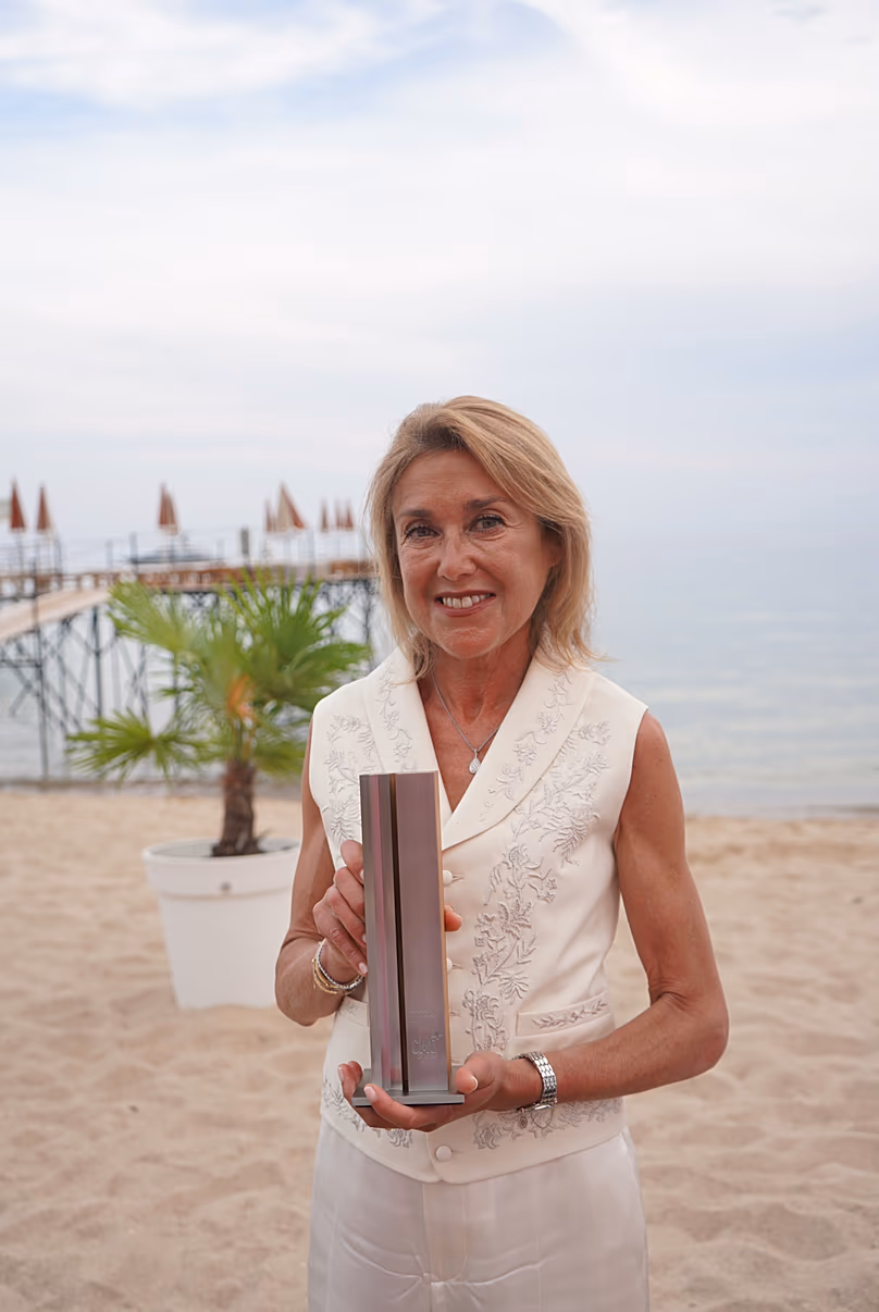 Julia Goldin, directrice des produits et du marketing du groupe LEGO, photographiée après avoir reçu le prix du CMO européen de l'année