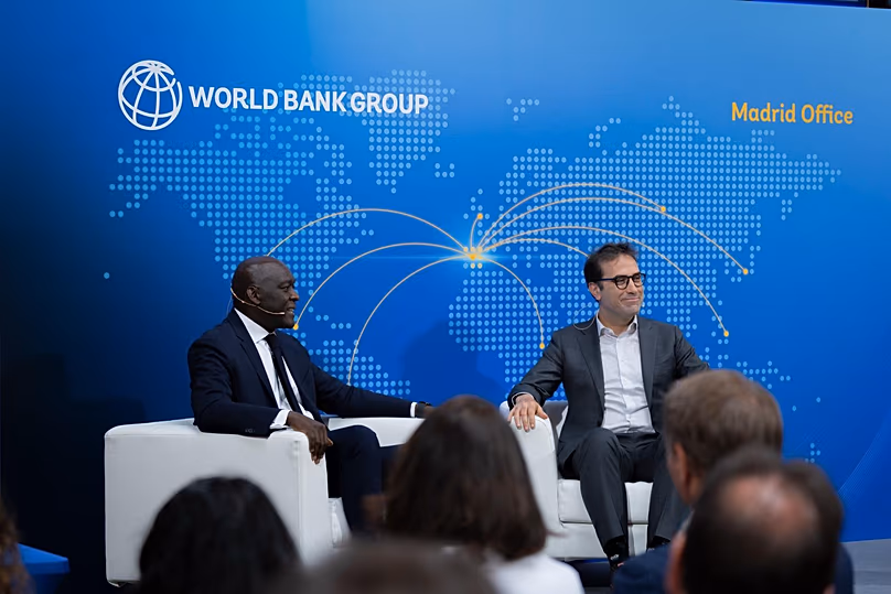 Carlos Cuerpo, premier vice-premier ministre et ministre de l'Économie, et Makhtar Diop, directeur général de la Société financière internationale (SFI), à Madrid