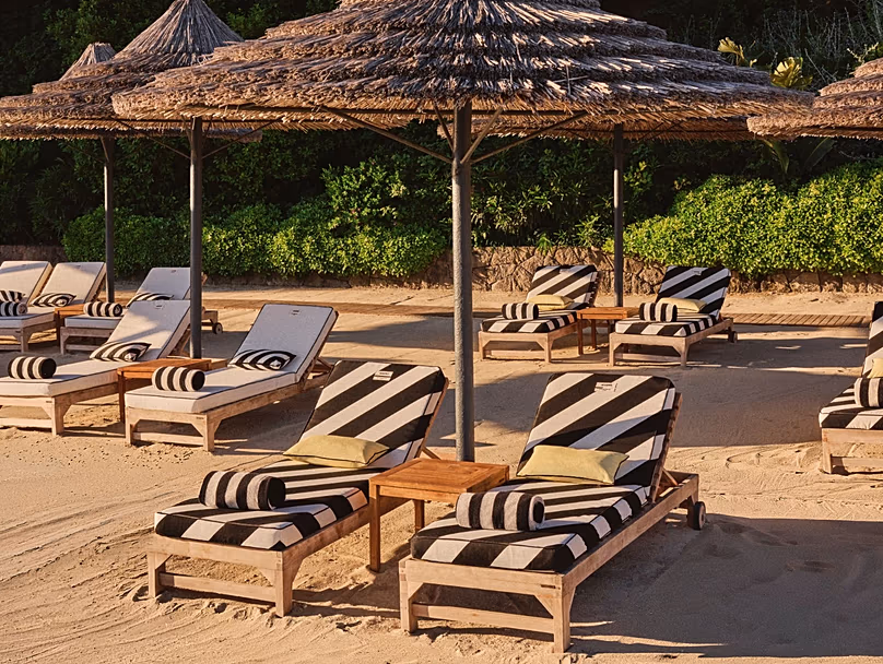 Au Mandarin Oriental de Bodrum, tout tourne autour des rayures noires et blanches de Jacquemus