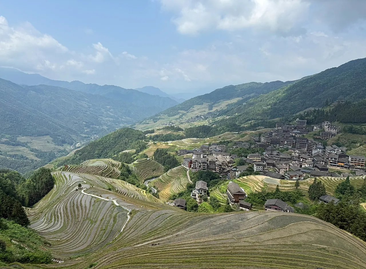 Notre visite aux rizières en terrasses de Longji a eu lieu début juin, alors que les ouvriers se préparent pour la prochaine saison.