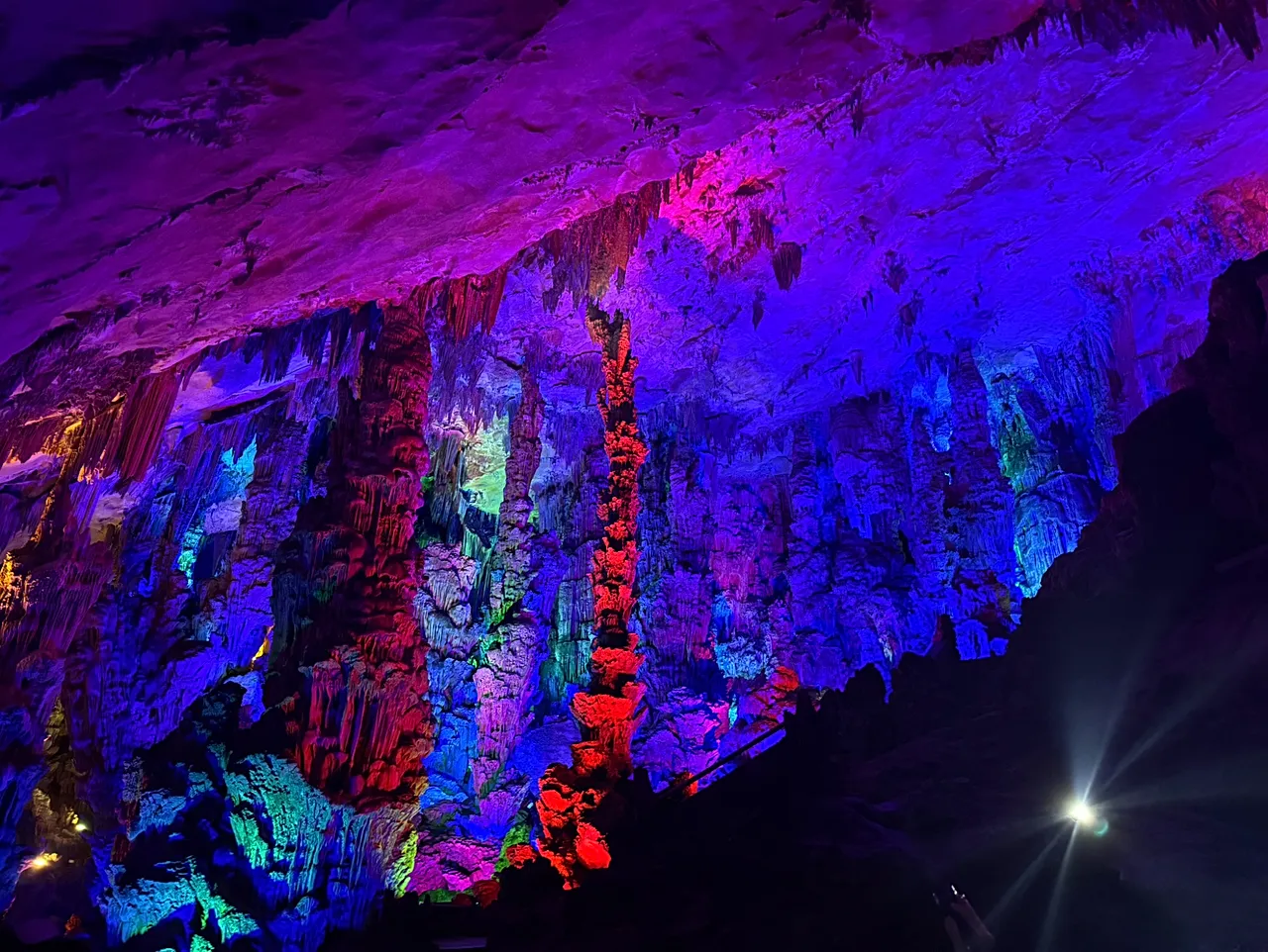 La Reed Flute Cave, visitée par les touristes depuis plus de 800 ans, est aujourd'hui éclairée par des néons