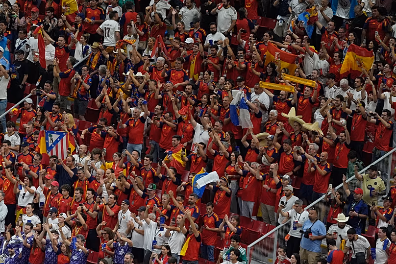 Les supporters espagnols réagissent après le match de football du groupe H de la Coupe du monde entre l'Uruguay et l'Espagne à Zapopan, près de Guadalajara, au Mexique, le vendredi 26 juin 2026.