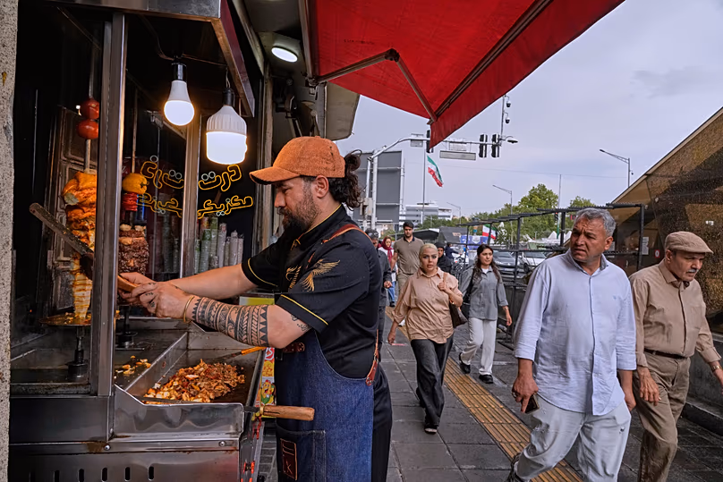 Un vendeur de rue tranches doner kebab dans un food au centre-ville de Téhéran, Iran