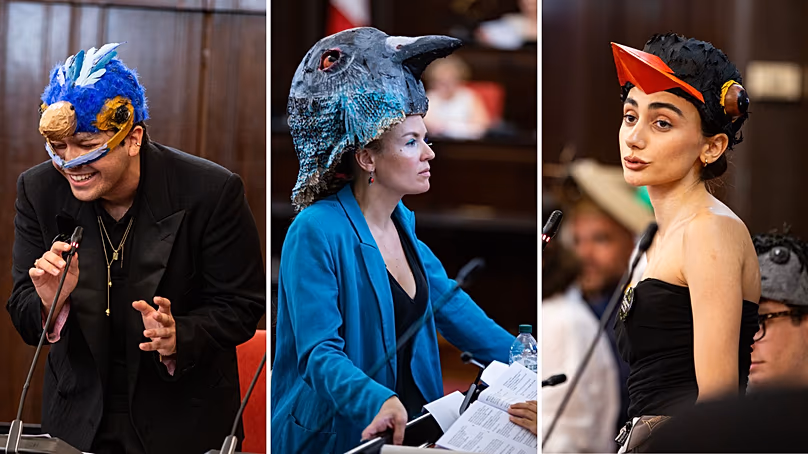Les participants du Parlement des espèces vivantes participent aux débats à l'hôtel de ville de Milan, portant des masques en papier mâché.